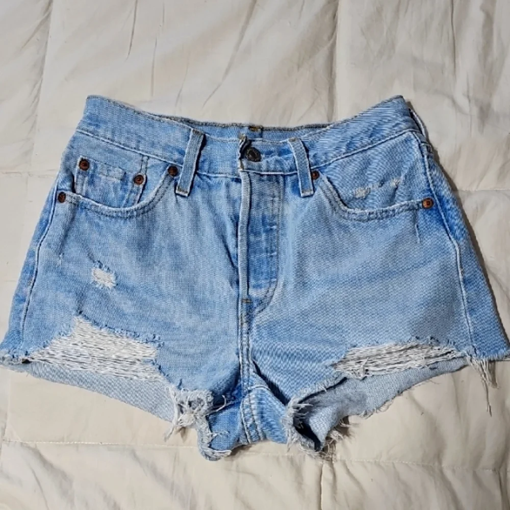 Womens 501 Levi Distressed Shorts. 2